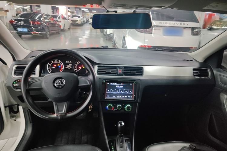 Used Skoda Rapid Spaceback 2016 Revised 1.6L Automatic Chuanxing Version Center Console