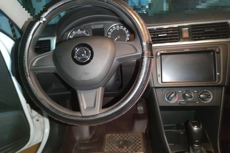 Used Skoda Rapid Spaceback 2016 Revised 1.6L Automatic Chuanxing Version Center Console