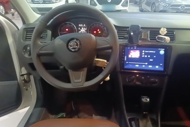 Used Skoda Rapid Spaceback 2016 Revised Version 1.6L Automatic Front-Drive Edition Center Console