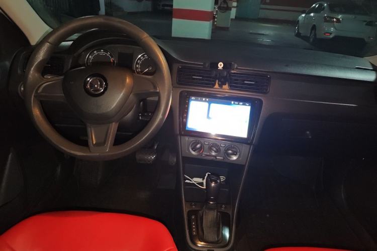 Used Skoda Rapid Spaceback 2016 Revised Version 1.6L Automatic Front-Drive Edition Center Console
