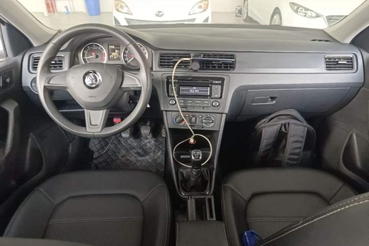 Used Skoda Rapid Spaceback 2016 Revised Version 1.6L Manual Front-Drive Edition Center Console