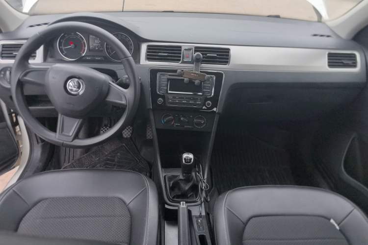 Used Skoda Rapid Spaceback 2016 1.6L Manual Trend Edition Center Console
