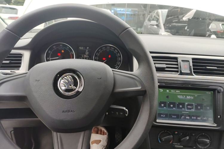 Used Skoda Rapid Spaceback 2016 Revised 1.6L Automatic Chuanxing Version Center Console