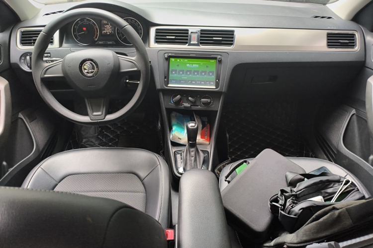 Used Skoda Rapid Spaceback 2016 Revised 1.6L Automatic Chuanxing Version Center Console