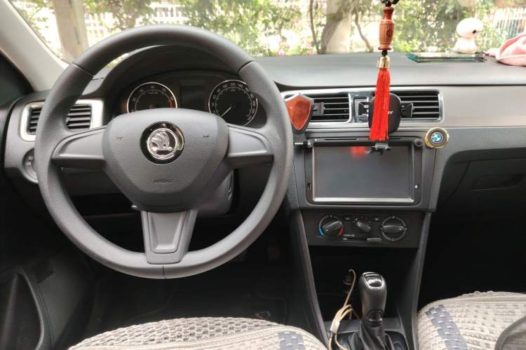 Used Skoda Rapid Spaceback 2016 Revised 1.6L Automatic Chuanxing Version Center Console