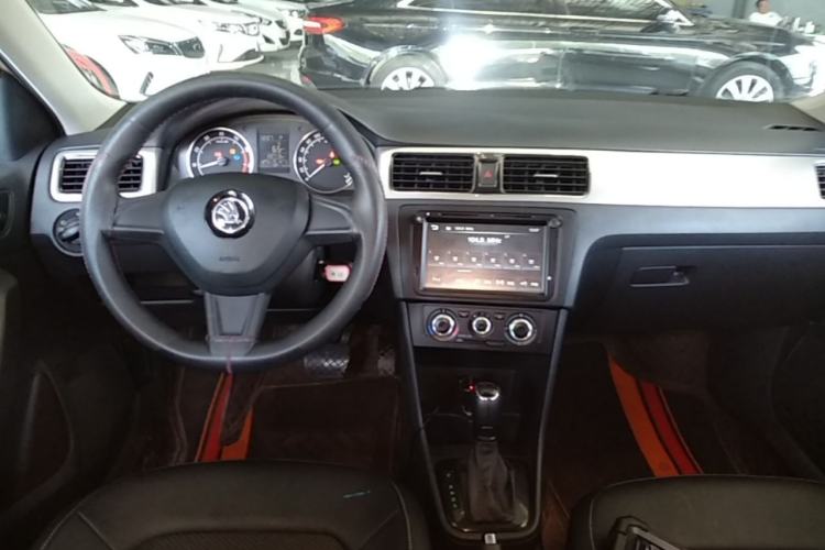 Used Skoda Rapid Spaceback 2016 Revised 1.6L Automatic Chuanxing Version Center Console