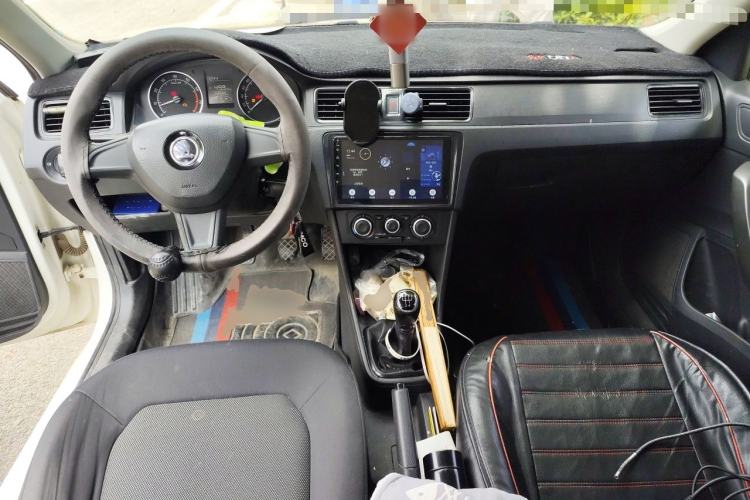 Used Skoda Rapid Spaceback 2016 Revised Version 1.6L Manual Front-Drive Edition Center Console