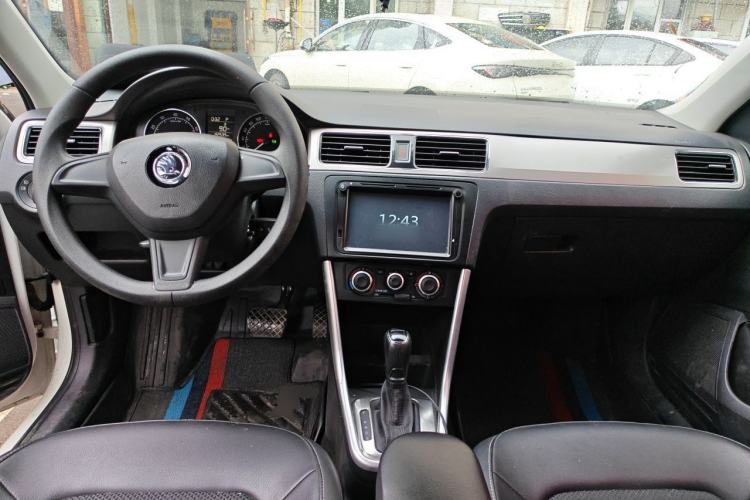 Used Skoda Rapid Spaceback 2016 Revised Version 1.6L Automatic Front-Drive Edition Center Console
