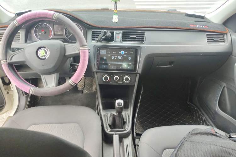 Used Skoda Rapid Spaceback 2016 Revised Version 1.6L Manual Front-Drive Edition Center Console