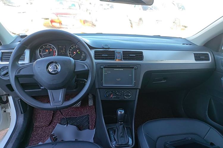 Used Skoda Rapid Spaceback 2016 Revised 1.6L Automatic Chuanxing Version Center Console