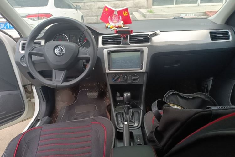 Used Skoda Rapid Spaceback 2016 Revised 1.6L Automatic Chuanxing Version Center Console