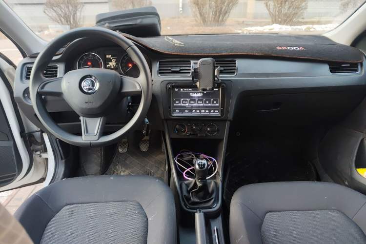 Used Skoda Rapid Spaceback 2016 Revised Version 1.4L Manual Front-Drive Edition Center Console
