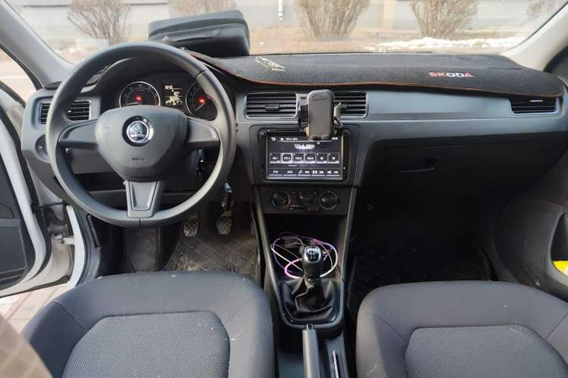 Used Skoda Rapid Spaceback 2016 Revised Version 1.4L Manual Front-Drive Edition Center Console