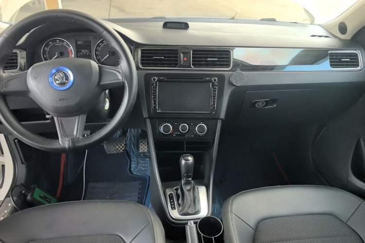 Used Skoda Rapid Spaceback 2016 Revised 1.6L Automatic Chuanxing Version Center Console