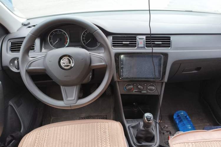 Used Skoda Rapid Spaceback 2016 Revised Version 1.4L Manual Front-Drive Edition Center Console
