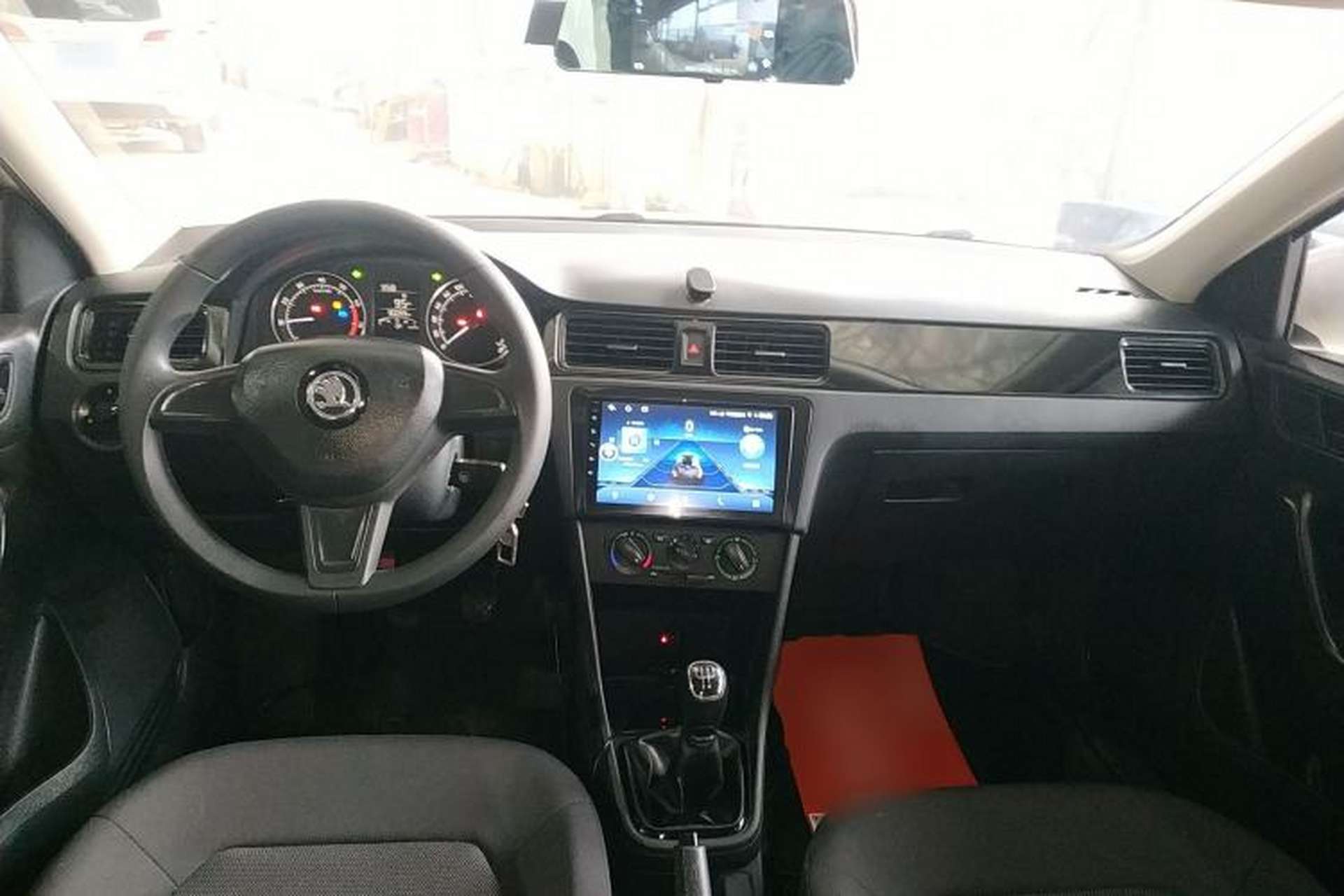 Used Skoda Rapid Spaceback 2016 Revised Version 1.4L Manual Front-Drive Edition Center Console