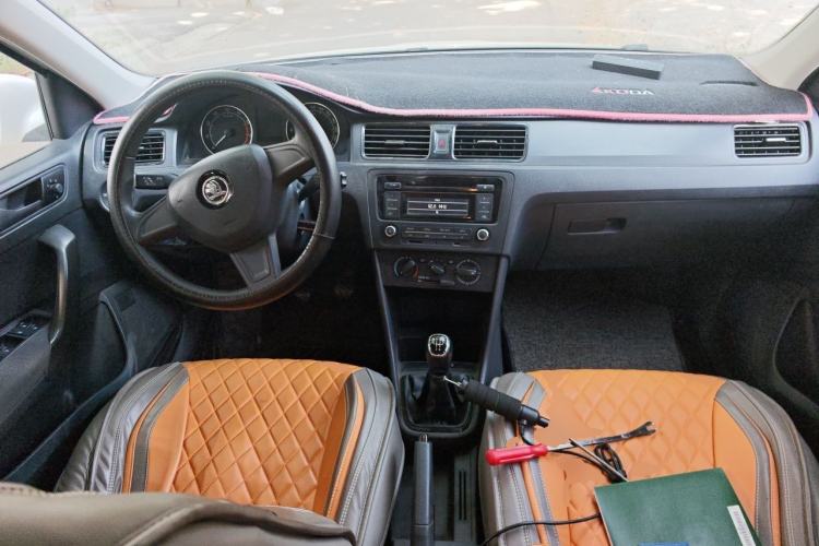Used Skoda Rapid Spaceback 2016 Revised Version 1.4L Manual Front-Drive Edition Center Console