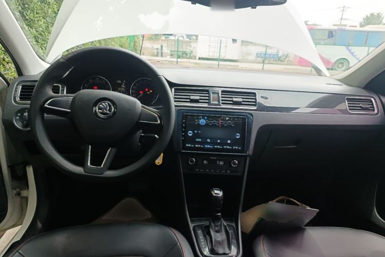 Used Skoda Rapid Spaceback 2016 1.6L Automatic Smart Drive Edition Center Console
