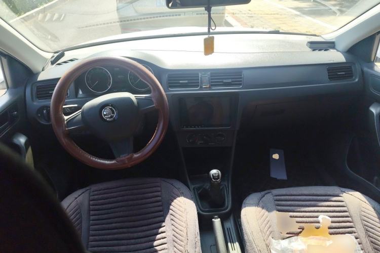 Used Skoda Rapid Spaceback 2016 Revised Version 1.4L Manual Front-Drive Edition Center Console