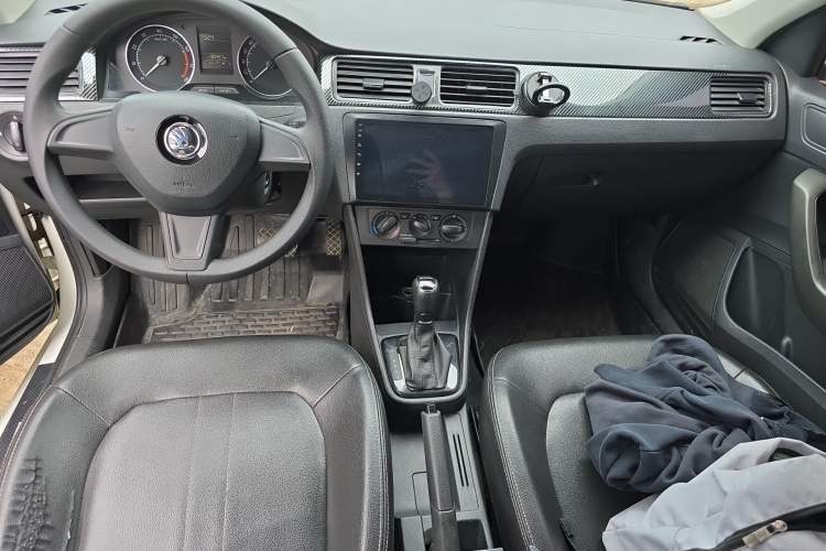 Used Skoda Rapid Spaceback 2016 Revised Version 1.6L Automatic Front-Drive Edition Center Console