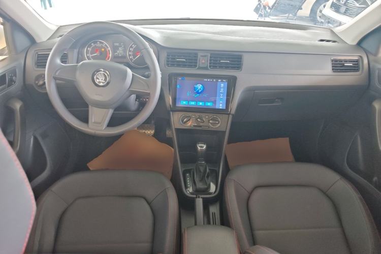 Used Skoda Rapid Spaceback 2016 Revised Version 1.6L Automatic Front-Drive Edition Center Console