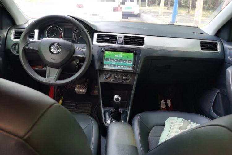 Used Skoda Rapid Spaceback 2016 Revised 1.6L Automatic Chuanxing Version Center Console