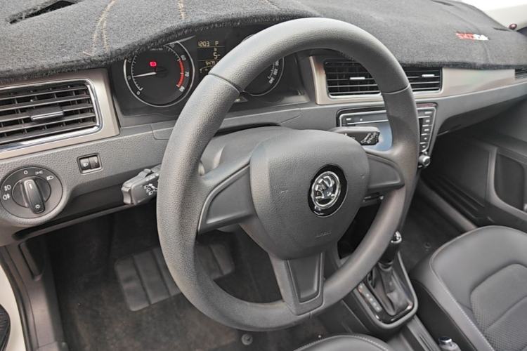 Used Skoda Rapid Spaceback 2016 Revised 1.6L Automatic Chuanxing Version Center Console
