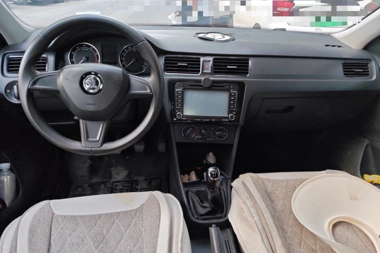 Used Skoda Rapid Spaceback 2016 Revised Version 1.4L Manual Front-Drive Edition Center Console