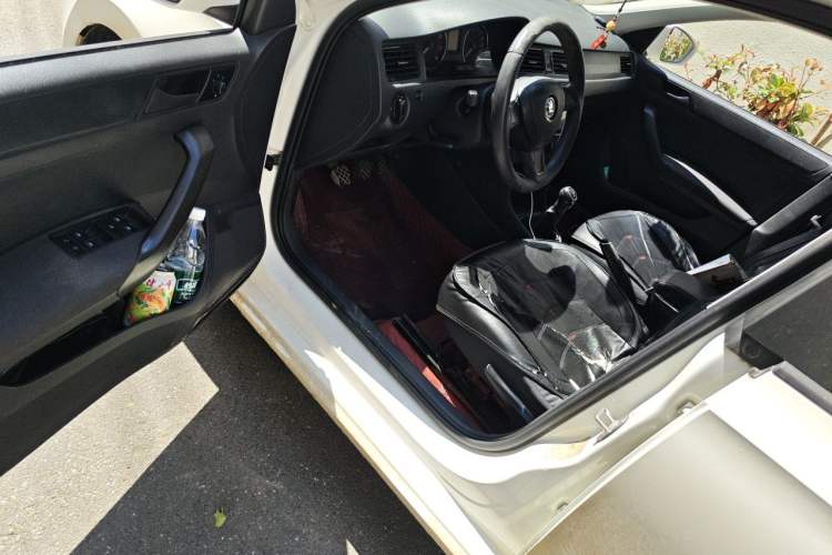 Used Skoda Rapid Spaceback 2016 Revised Version 1.4L Manual Front-Drive Edition Driver Seat
