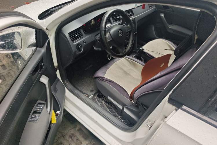 Used Skoda Rapid Spaceback 2016 Revised Version 1.6L Manual Front-Drive Edition Driver Seat