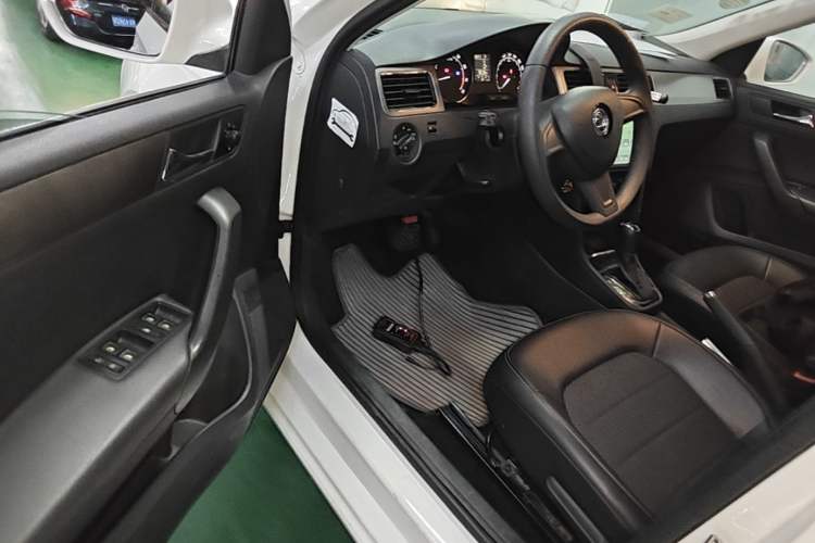 Used Skoda Rapid Spaceback 2016 Revised 1.6L Automatic Chuanxing Version Driver Seat