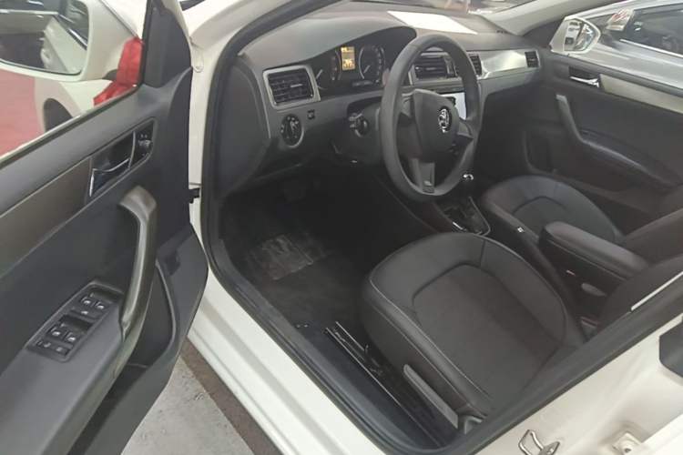 Used Skoda Rapid Spaceback 2016 Revised 1.6L Automatic Chuanxing Version Driver Seat
