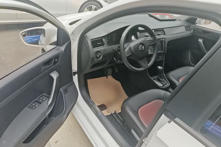 Used Skoda Rapid Spaceback 2016 Revised Version 1.6L Automatic Front-Drive Edition Driver Seat
