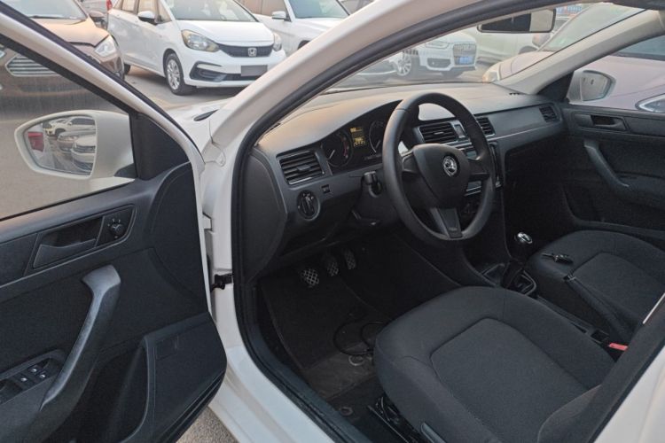 Used Skoda Rapid Spaceback 2016 Revised Version 1.4L Manual Front-Drive Edition Driver Seat