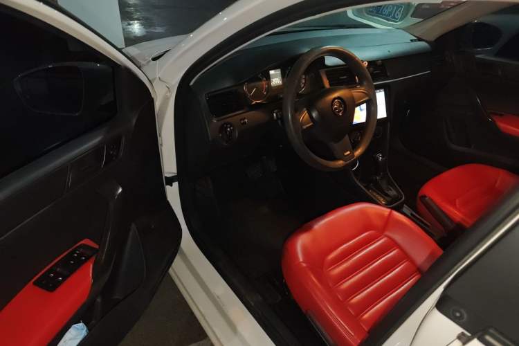 Used Skoda Rapid Spaceback 2016 Revised Version 1.6L Automatic Front-Drive Edition Driver Seat