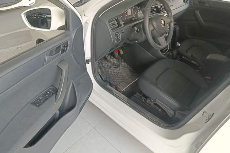 Used Skoda Rapid Spaceback 2016 Revised Version 1.6L Manual Front-Drive Edition Driver Seat