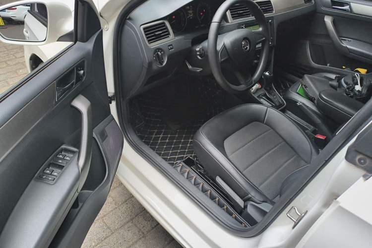 Used Skoda Rapid Spaceback 2016 Revised 1.6L Automatic Chuanxing Version Driver Seat