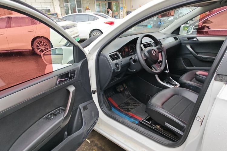 Used Skoda Rapid Spaceback 2016 Revised Version 1.6L Automatic Front-Drive Edition Driver Seat