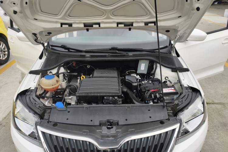Used Skoda Rapid Spaceback 2016 Revised Version 1.6L Automatic Front-Drive Edition Engine Bay