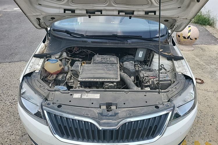 Used Skoda Rapid Spaceback 2016 Revised Version 1.4L Manual Front-Drive Edition Engine Bay