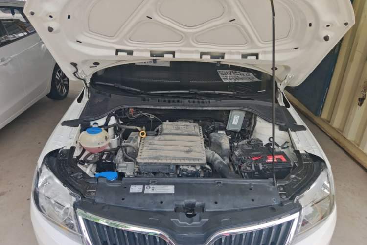Used Skoda Rapid Spaceback 2016 Revised Version 1.6L Automatic Front-Drive Edition Engine Bay