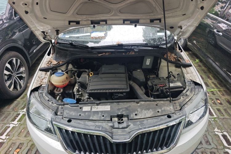 Used Skoda Rapid Spaceback 2016 Revised Version 1.6L Manual Front-Drive Edition Engine Bay