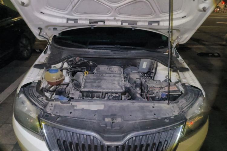 Used Skoda Rapid Spaceback 2016 1.6L Manual Front-Wheel-Drive Version Engine Bay