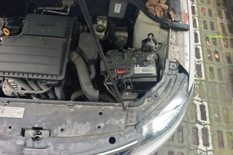 Used Skoda Rapid Spaceback 2016 Revised Version 1.6L Manual Front-Drive Edition Engine Bay Left