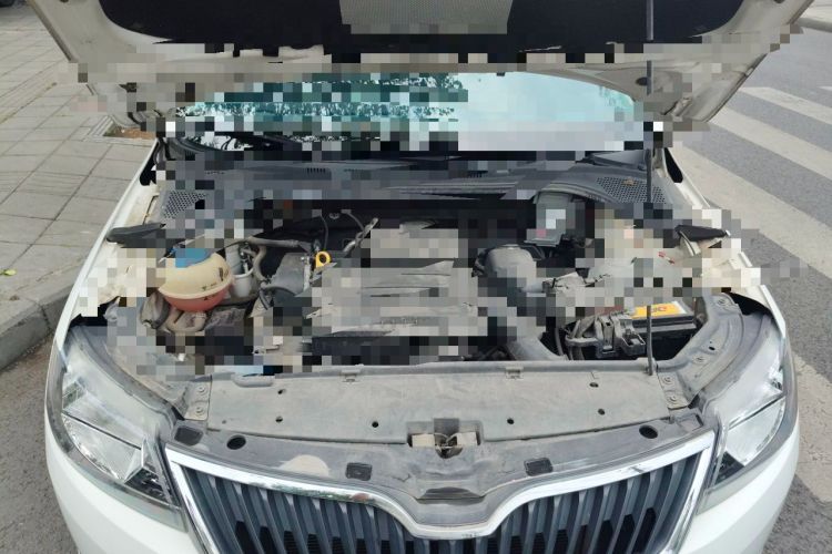 Used Skoda Rapid Spaceback 2016 Revised Version 1.6L Manual Front-Drive Edition Engine Bay