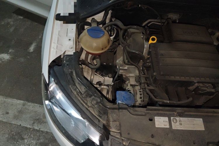 Used Skoda Rapid Spaceback 2016 Revised Version 1.6L Automatic Front-Drive Edition Engine Bay Right