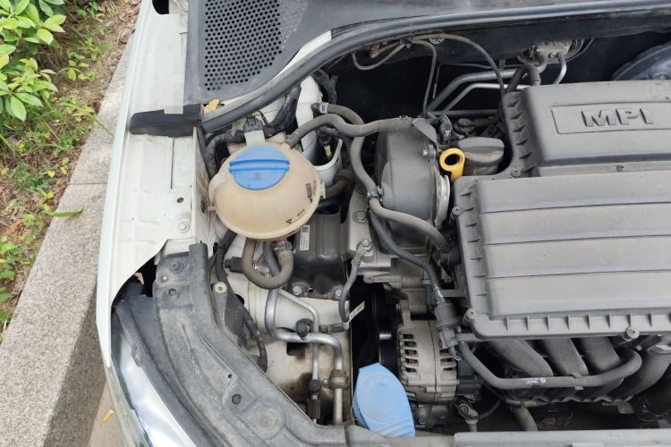 Used Skoda Rapid Spaceback 2016 Revised Version 1.6L Manual Front-Drive Edition Engine Bay Right