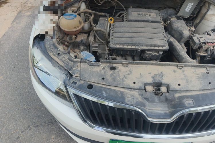 Used Skoda Rapid Spaceback 2016 Revised Version 1.4L Manual Front-Drive Edition Engine Bay Right