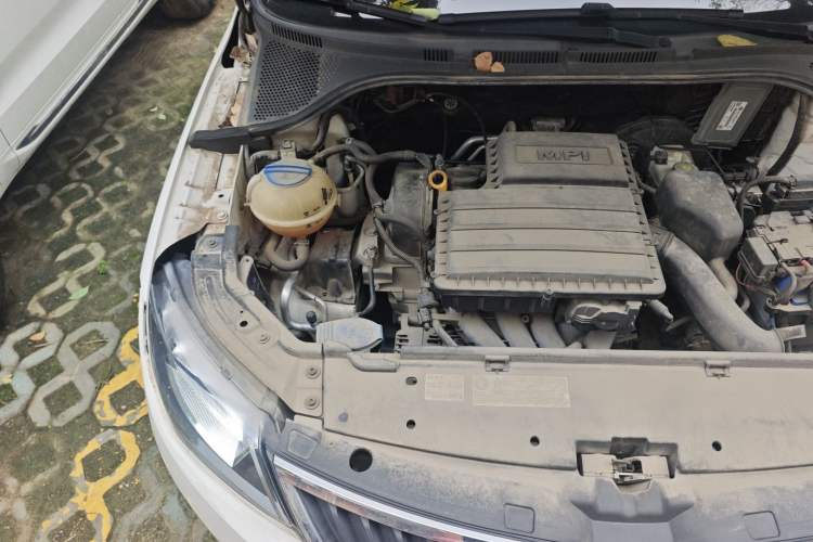 Used Skoda Rapid Spaceback 2016 Revised Version 1.6L Automatic Front-Drive Edition Engine Bay Right