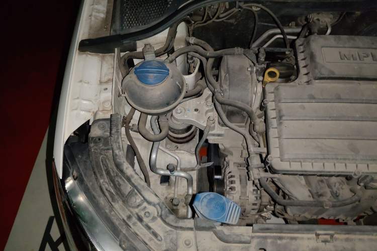 Used Skoda Rapid Spaceback 2016 1.6L Manual Front-Wheel-Drive Version Engine Bay Right
